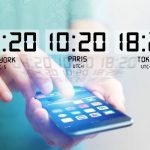 旅行中の時差確認には、スマホの時計アプリが便利です